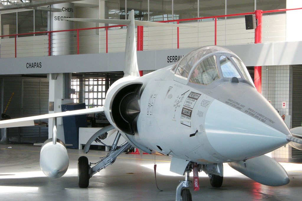 Close-up da turbina de um avião na pista do aeroporto