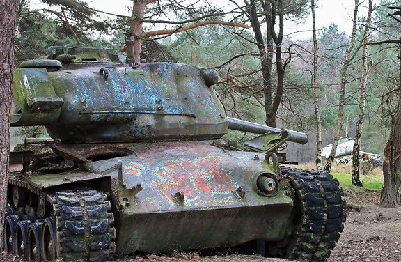 Veículo militar blindado moderno em terreno arenoso