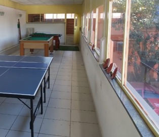 Sala de jogos com sinuca e tênis de mesa