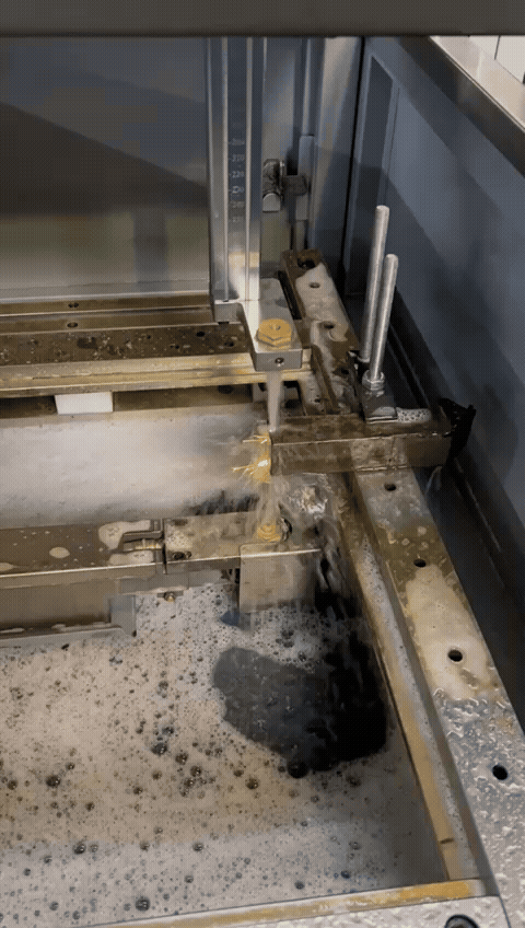 Animação de Eletroerosão por Fio CNC